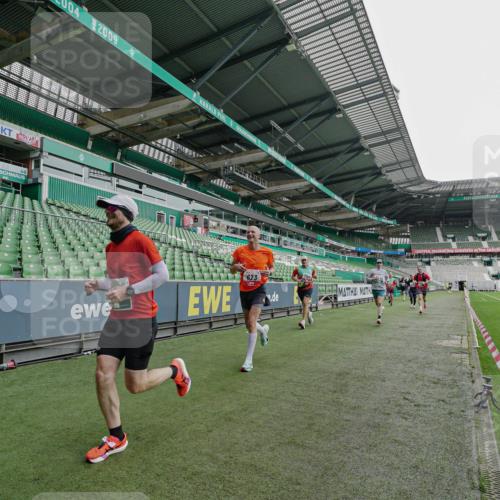 05.10.2025 - 20. swb-Marathon Bremen Michael Burmester http://msf.ph/oto/9229294 05.10.2025 12:40:39 Laufen im Stadion 45, 46, 133, 241, 623, 689, 945, 1615, 1812, 2036, 2048, 2057, 2064, 2118, 2169, 2497, 2670, 2683, 4375, 5595, 6075, 6444, 7213, 7274, 7587, 7766, 7883, 236, 826, 1198, 1345, 1392, 1626, 2130, 4030, 5240, 8849 meine-sportfotos.de