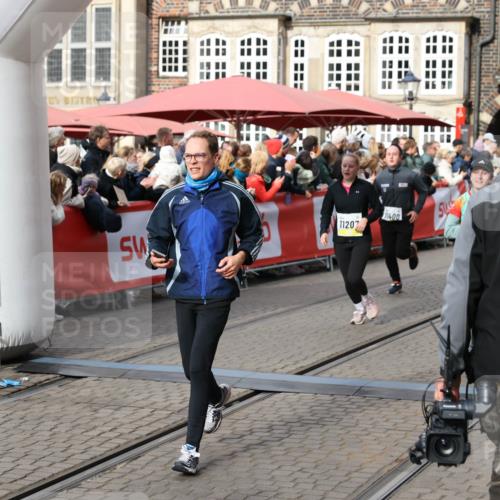 05.10.2025 - 20. swb-Marathon Bremen Yannick Fuchs http://msf.ph/oto/9229302 05.10.2025 10:59:23 Ziel 9183, 9219, 9454, 9508, 10039, 10143, 10200, 10274, 10353, 10407, 11207, 11400 meine-sportfotos.de