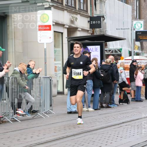 05.10.2025 - 20. swb-Marathon Bremen Strokosch-Dieckow http://msf.ph/oto/9229308 05.10.2025 10:35:55 Ziel 11013, 11185, 11188, 11013, 11185, 11188 meine-sportfotos.de