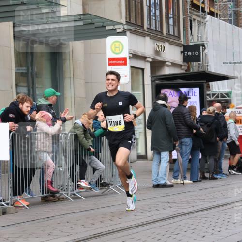 05.10.2025 - 20. swb-Marathon Bremen Strokosch-Dieckow http://msf.ph/oto/9229317 05.10.2025 10:35:55 Ziel 11013, 11185, 11188, 11013, 11185, 11188 meine-sportfotos.de