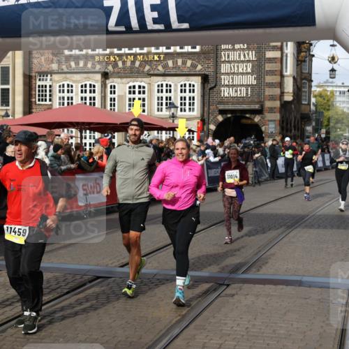 05.10.2025 - 20. swb-Marathon Bremen Yannick Fuchs http://msf.ph/oto/9229322 05.10.2025 11:02:14 Ziel 9324, 9363, 9426, 9536, 9686, 10301, 10508, 10855, 10879, 10887, 11014, 11459 meine-sportfotos.de