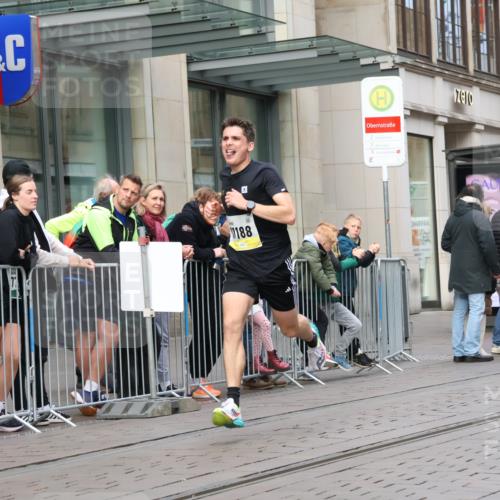 05.10.2025 - 20. swb-Marathon Bremen Strokosch-Dieckow http://msf.ph/oto/9229329 05.10.2025 10:35:56 Ziel 11013, 11185, 11188, 11013, 11185, 11188 meine-sportfotos.de