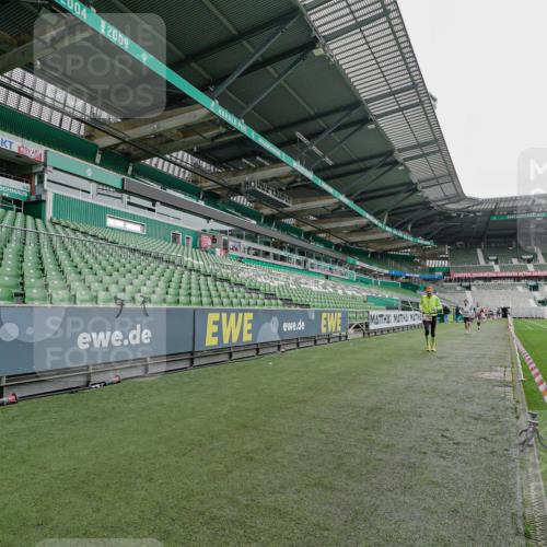 05.10.2025 - 20. swb-Marathon Bremen Michael Burmester http://msf.ph/oto/9229347 05.10.2025 12:40:58 Laufen im Stadion 37, 38, 40, 45, 46, 377, 623, 689, 945, 2036, 2048, 2057, 2064, 2169, 2284, 2497, 2670, 2683, 2909, 3707, 4375, 7587, 7766, 133, 241, 1615, 1812, 2118, 2130, 5595, 6075, 6444, 7213, 7274, 7766, 7883 meine-sportfotos.de