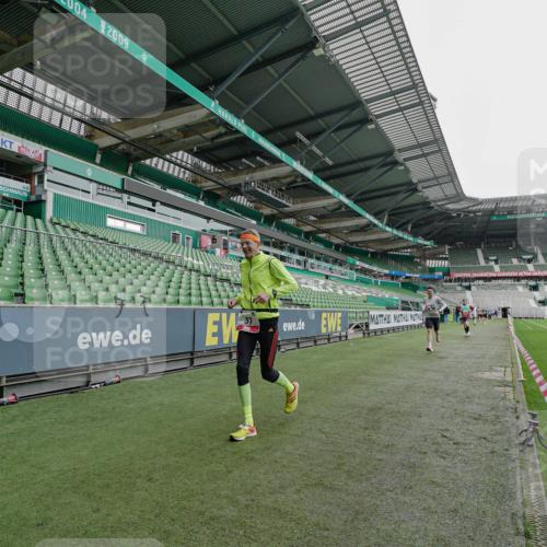 05.10.2025 - 20. swb-Marathon Bremen Michael Burmester http://msf.ph/oto/9229353 05.10.2025 12:41:01 Laufen im Stadion 37, 38, 40, 45, 46, 198, 377, 623, 689, 945, 1368, 2036, 2048, 2057, 2064, 2169, 2284, 2497, 2670, 2683, 2909, 3707, 4375, 6566, 7587, 133, 241, 1615, 1812, 2118, 5595, 6075, 6444, 7213, 7274, 7766, 7883 meine-sportfotos.de