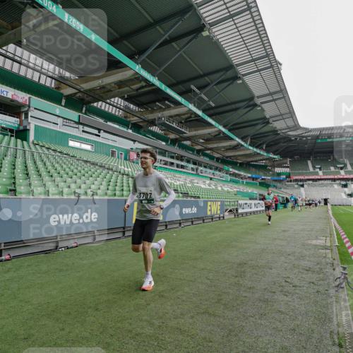 05.10.2025 - 20. swb-Marathon Bremen Michael Burmester http://msf.ph/oto/9229363 05.10.2025 12:41:03 Laufen im Stadion 37, 38, 40, 45, 46, 198, 377, 623, 689, 945, 1258, 1368, 2036, 2048, 2057, 2064, 2169, 2284, 2497, 2670, 2683, 2909, 3707, 3817, 4375, 6566, 7587, 133, 241, 1812, 2118, 5595, 6075, 6444, 7213, 7274, 7766, 7883 meine-sportfotos.de