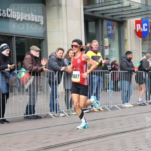 05.10.2025 - 20. swb-Marathon Bremen Strokosch-Dieckow http://msf.ph/oto/9229442 05.10.2025 10:36:18 Ziel 9429, 9527, 9829, 9833, 10425, 11185, 11687, 9429, 9527, 9829, 9833, 10425, 11185, 11687 meine-sportfotos.de