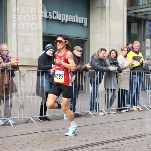 05.10.2025 - 20. swb-Marathon Bremen Strokosch-Dieckow http://msf.ph/oto/9229450 05.10.2025 10:36:18 Ziel 9429, 9527, 9829, 9833, 10425, 11185, 11687, 9429, 9527, 9829, 9833, 10425, 11185, 11687 meine-sportfotos.de