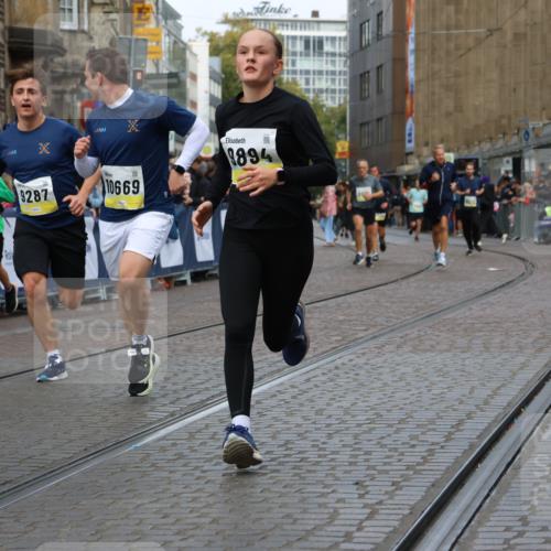 05.10.2025 - 20. swb-Marathon Bremen Strokosch-Dieckow http://msf.ph/oto/9229451 05.10.2025 10:51:07 Ziel 9256, 9287, 9416, 9894, 9906, 10206, 10215, 10222, 10226, 10669, 11279, 11573 meine-sportfotos.de