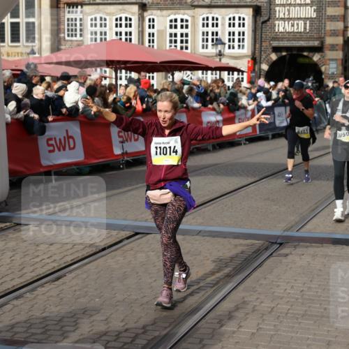 05.10.2025 - 20. swb-Marathon Bremen Yannick Fuchs http://msf.ph/oto/9229461 05.10.2025 11:02:16 Ziel 9324, 9363, 9426, 9686, 10301, 10508, 10855, 10879, 10887, 11014, 11454, 11459 meine-sportfotos.de