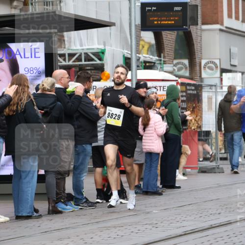 05.10.2025 - 20. swb-Marathon Bremen Strokosch-Dieckow http://msf.ph/oto/9229466 05.10.2025 10:36:27 Ziel 9429, 9527, 9829, 9833, 10425, 9429, 9527, 9829, 9833, 10425 meine-sportfotos.de