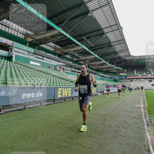 05.10.2025 - 20. swb-Marathon Bremen Michael Burmester http://msf.ph/oto/9229482 05.10.2025 12:42:23 Laufen im Stadion 588, 635, 907, 965, 1123, 1215, 1612, 1645, 1763, 2068, 2141, 2385, 3153, 3294, 4635, 5028, 6903, 7405, 9, 1042, 1258, 1476, 2743, 2801, 4158, 4984, 8211 meine-sportfotos.de