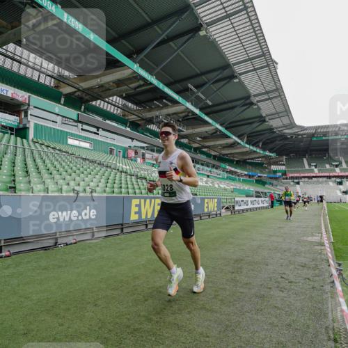 05.10.2025 - 20. swb-Marathon Bremen Michael Burmester http://msf.ph/oto/9229502 05.10.2025 12:42:29 Laufen im Stadion 588, 635, 907, 965, 1105, 1123, 1215, 1612, 1645, 1763, 1810, 2068, 2141, 2385, 3153, 3294, 3705, 4635, 5028, 5470, 6903, 7405, 2743, 2801, 4158, 4984, 8211 meine-sportfotos.de