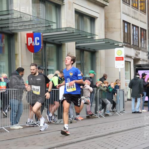 05.10.2025 - 20. swb-Marathon Bremen Strokosch-Dieckow http://msf.ph/oto/9229519 05.10.2025 10:36:30 Ziel 9429, 9829, 9833, 10425, 9429, 9829, 9833, 10425 meine-sportfotos.de