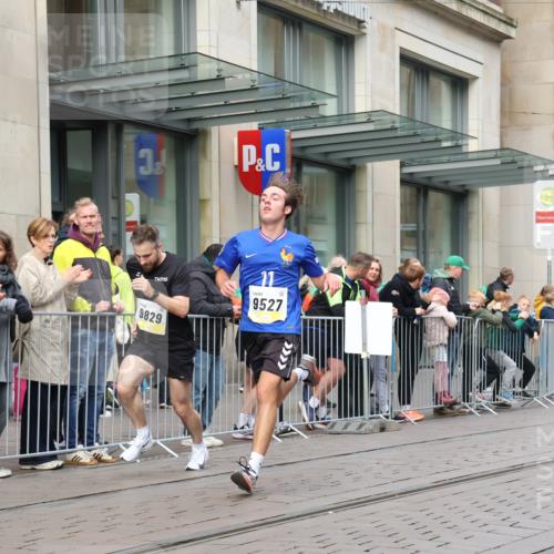 05.10.2025 - 20. swb-Marathon Bremen Strokosch-Dieckow http://msf.ph/oto/9229528 05.10.2025 10:36:30 Ziel 9429, 9829, 9833, 10425, 9429, 9829, 9833, 10425 meine-sportfotos.de