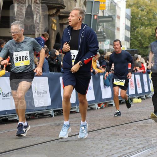 05.10.2025 - 20. swb-Marathon Bremen Strokosch-Dieckow http://msf.ph/oto/9229536 05.10.2025 10:51:13 Ziel 9906, 10215, 10222, 10432 meine-sportfotos.de