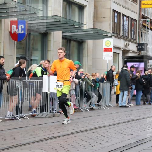 05.10.2025 - 20. swb-Marathon Bremen Strokosch-Dieckow http://msf.ph/oto/9229611 05.10.2025 10:36:36 Ziel 9429, 9480, 9833, 10425, 9429, 9480, 9833, 10425 meine-sportfotos.de