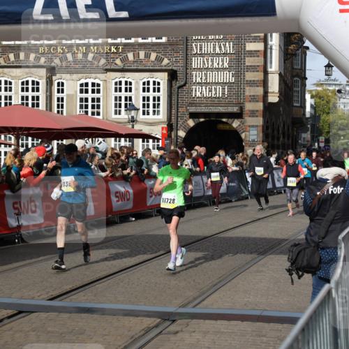 05.10.2025 - 20. swb-Marathon Bremen Yannick Fuchs http://msf.ph/oto/9229616 05.10.2025 10:59:34 Ziel 9635, 9737, 10391, 10809, 11006, 11007, 11728 meine-sportfotos.de