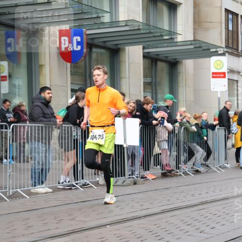 05.10.2025 - 20. swb-Marathon Bremen Strokosch-Dieckow http://msf.ph/oto/9229618 05.10.2025 10:36:37 Ziel 9429, 9480, 9833, 10425, 9429, 9480, 9833, 10425 meine-sportfotos.de