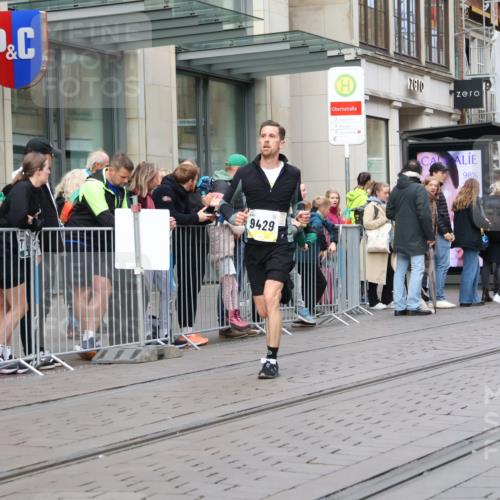 05.10.2025 - 20. swb-Marathon Bremen Strokosch-Dieckow http://msf.ph/oto/9229649 05.10.2025 10:36:42 Ziel 9429, 9480, 9429, 9480 meine-sportfotos.de