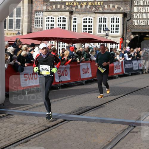 05.10.2025 - 20. swb-Marathon Bremen Yannick Fuchs http://msf.ph/oto/9229651 05.10.2025 11:02:20 Ziel 9363, 9426, 10301, 10508, 11014, 11340, 11454, 11646 meine-sportfotos.de