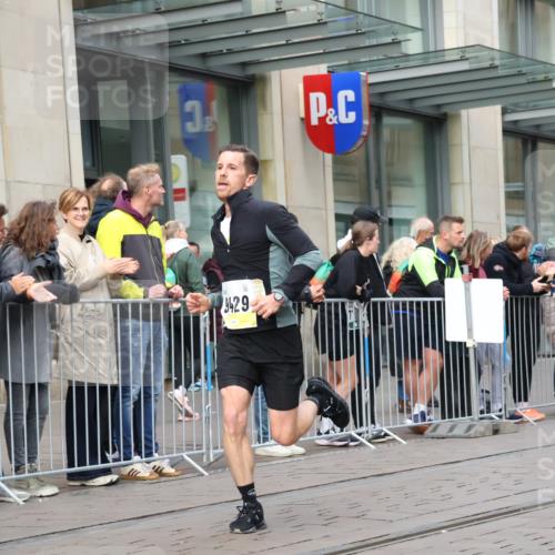 05.10.2025 - 20. swb-Marathon Bremen Strokosch-Dieckow http://msf.ph/oto/9229672 05.10.2025 10:36:43 Ziel 9429, 9480, 11213, 9429, 9480, 11213 meine-sportfotos.de