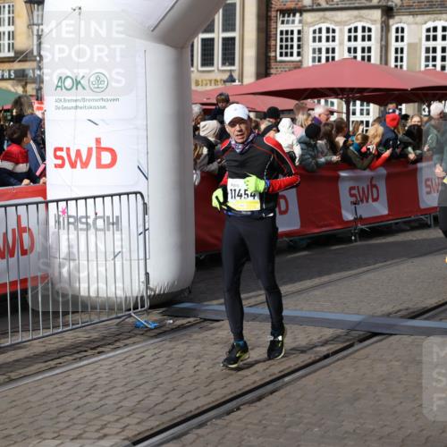 05.10.2025 - 20. swb-Marathon Bremen Yannick Fuchs http://msf.ph/oto/9229678 05.10.2025 11:02:20 Ziel 9363, 9426, 10301, 10508, 11014, 11340, 11454, 11646 meine-sportfotos.de