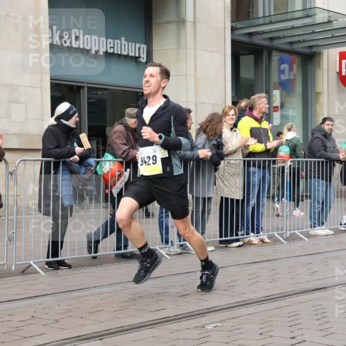 05.10.2025 - 20. swb-Marathon Bremen Strokosch-Dieckow http://msf.ph/oto/9229686 05.10.2025 10:36:43 Ziel 9429, 9480, 11213, 9429, 9480, 11213 meine-sportfotos.de