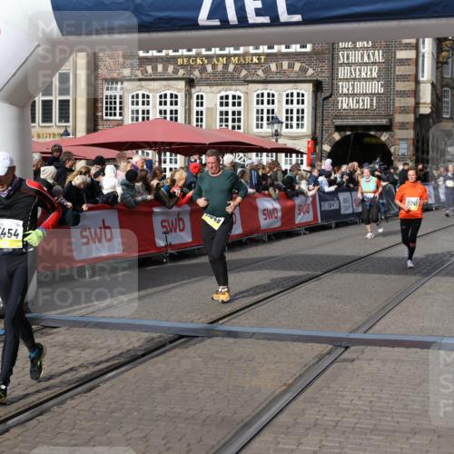 05.10.2025 - 20. swb-Marathon Bremen Yannick Fuchs http://msf.ph/oto/9229698 05.10.2025 11:02:20 Ziel 9363, 9426, 10301, 10508, 11014, 11340, 11454, 11646 meine-sportfotos.de