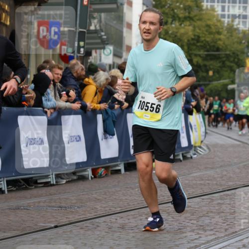 05.10.2025 - 20. swb-Marathon Bremen Strokosch-Dieckow http://msf.ph/oto/9229710 05.10.2025 10:51:23 Ziel 10321, 10376, 10556, 11177 meine-sportfotos.de