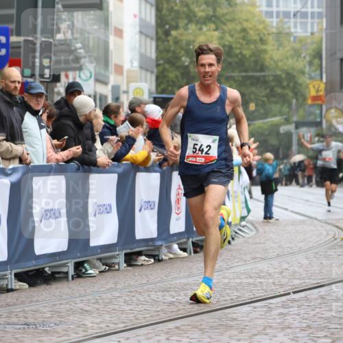 05.10.2025 - 20. swb-Marathon Bremen Strokosch-Dieckow http://msf.ph/oto/9229718 05.10.2025 12:28:41 Ziel 542, 2053, 2159 meine-sportfotos.de
