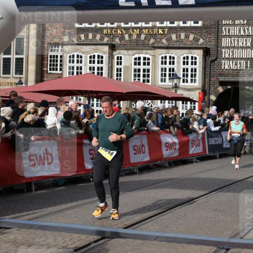 05.10.2025 - 20. swb-Marathon Bremen Yannick Fuchs http://msf.ph/oto/9229737 05.10.2025 11:02:21 Ziel 9363, 10130, 10508, 11014, 11340, 11454, 11646 meine-sportfotos.de