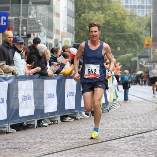 05.10.2025 - 20. swb-Marathon Bremen Strokosch-Dieckow http://msf.ph/oto/9229738 05.10.2025 12:28:41 Ziel 542, 2053, 2159 meine-sportfotos.de