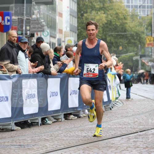 05.10.2025 - 20. swb-Marathon Bremen Strokosch-Dieckow http://msf.ph/oto/9229760 05.10.2025 12:28:41 Ziel 542, 2053, 2159 meine-sportfotos.de