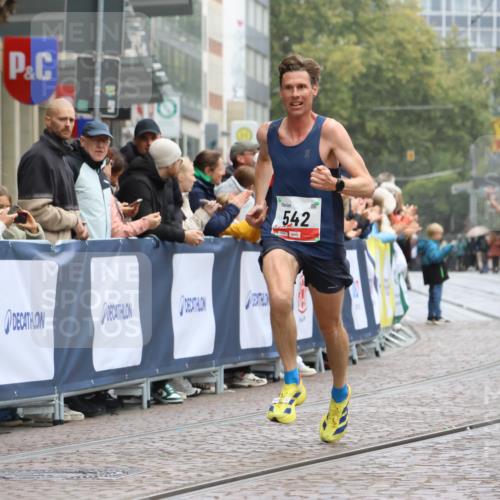 05.10.2025 - 20. swb-Marathon Bremen Strokosch-Dieckow http://msf.ph/oto/9229780 05.10.2025 12:28:41 Ziel 542, 2053, 2159 meine-sportfotos.de