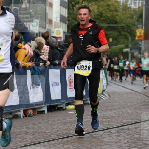 05.10.2025 - 20. swb-Marathon Bremen Strokosch-Dieckow http://msf.ph/oto/9229794 05.10.2025 10:51:26 Ziel 9252, 10321, 10376, 10556, 10928, 11177 meine-sportfotos.de