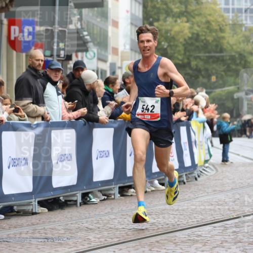 05.10.2025 - 20. swb-Marathon Bremen Strokosch-Dieckow http://msf.ph/oto/9229796 05.10.2025 12:28:41 Ziel 542, 2053, 2159 meine-sportfotos.de