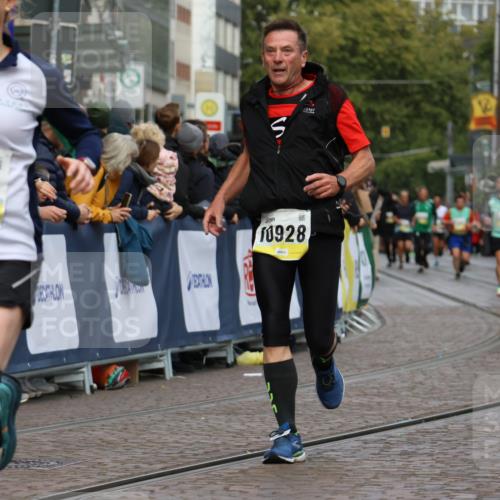 05.10.2025 - 20. swb-Marathon Bremen Strokosch-Dieckow http://msf.ph/oto/9229812 05.10.2025 10:51:26 Ziel 9252, 10321, 10376, 10556, 10928, 11177 meine-sportfotos.de