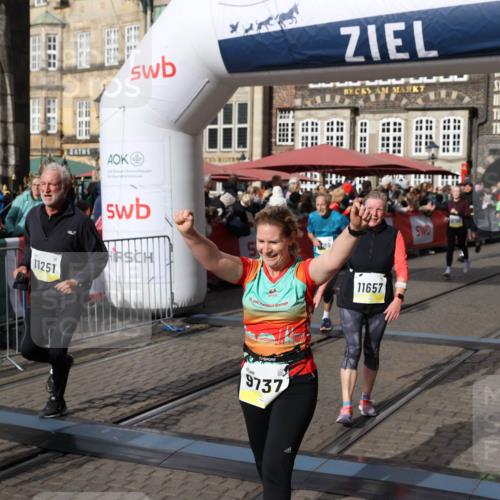 05.10.2025 - 20. swb-Marathon Bremen Yannick Fuchs http://msf.ph/oto/9229815 05.10.2025 10:59:41 Ziel 9609, 9737, 9991, 10209, 10391, 10760, 10809, 11251, 11267, 11456, 11657, 11728 meine-sportfotos.de