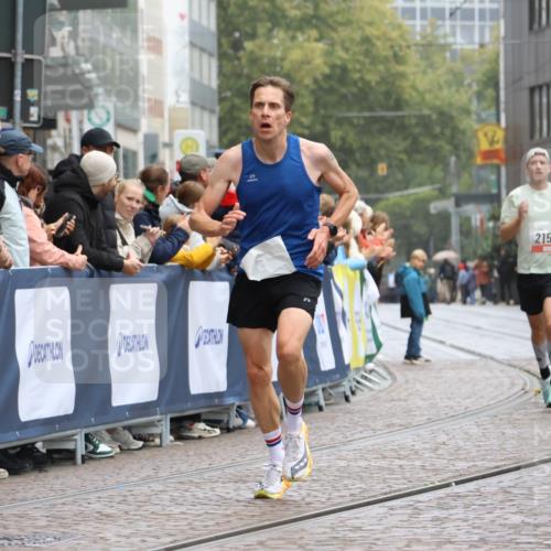 05.10.2025 - 20. swb-Marathon Bremen Strokosch-Dieckow http://msf.ph/oto/9229816 05.10.2025 12:28:44 Ziel 542, 1113, 1948, 2053, 2159, 2292 meine-sportfotos.de