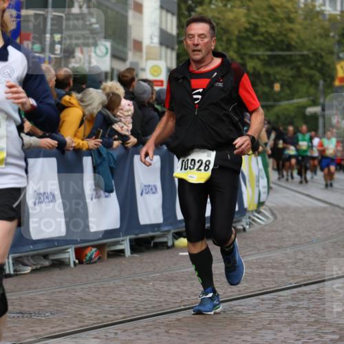 05.10.2025 - 20. swb-Marathon Bremen Strokosch-Dieckow http://msf.ph/oto/9229829 05.10.2025 10:51:27 Ziel 9252, 10321, 10376, 10556, 10928, 11177 meine-sportfotos.de