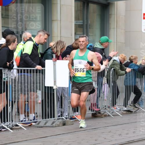 05.10.2025 - 20. swb-Marathon Bremen Strokosch-Dieckow http://msf.ph/oto/9229836 05.10.2025 10:37:07 Ziel 9565, 9586, 10358, 10704, 11021, 11213, 9565, 9586, 10358, 10704, 11021, 11213 meine-sportfotos.de
