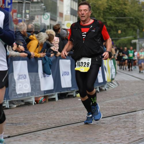 05.10.2025 - 20. swb-Marathon Bremen Strokosch-Dieckow http://msf.ph/oto/9229839 05.10.2025 10:51:27 Ziel 9252, 10321, 10376, 10556, 10928, 11177 meine-sportfotos.de