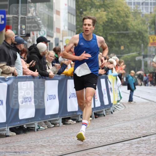 05.10.2025 - 20. swb-Marathon Bremen Strokosch-Dieckow http://msf.ph/oto/9229849 05.10.2025 12:28:44 Ziel 542, 1113, 1948, 2053, 2159, 2292 meine-sportfotos.de