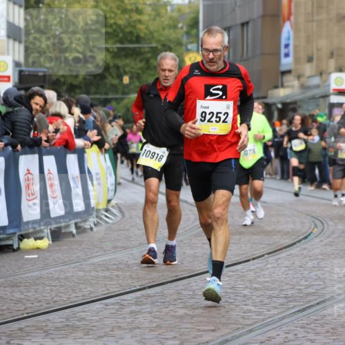 05.10.2025 - 20. swb-Marathon Bremen Strokosch-Dieckow http://msf.ph/oto/9229852 05.10.2025 10:51:31 Ziel 9252, 10584, 10918, 10928, 11484 meine-sportfotos.de