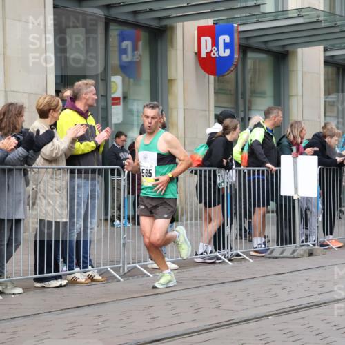 05.10.2025 - 20. swb-Marathon Bremen Strokosch-Dieckow http://msf.ph/oto/9229859 05.10.2025 10:37:08 Ziel 9565, 9586, 10358, 10704, 11021, 11213, 9565, 9586, 10358, 10704, 11021, 11213 meine-sportfotos.de