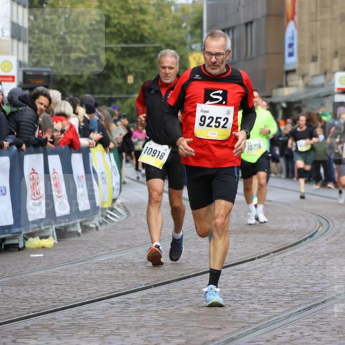 05.10.2025 - 20. swb-Marathon Bremen Strokosch-Dieckow http://msf.ph/oto/9229867 05.10.2025 10:51:31 Ziel 9252, 10584, 10918, 10928, 11484 meine-sportfotos.de