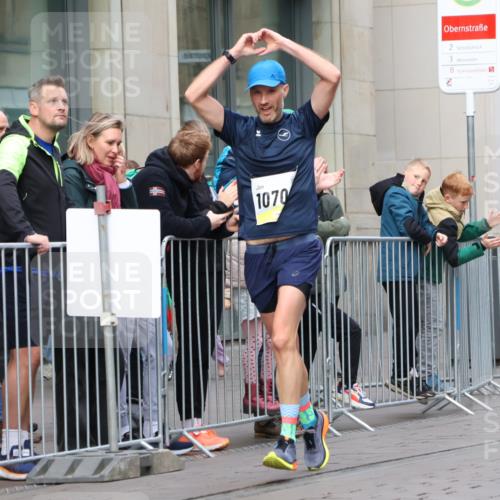 05.10.2025 - 20. swb-Marathon Bremen Strokosch-Dieckow http://msf.ph/oto/9229873 05.10.2025 10:37:09 Ziel 9565, 9586, 10347, 10358, 10704, 11021, 9565, 9586, 10347, 10358, 10704, 11021 meine-sportfotos.de