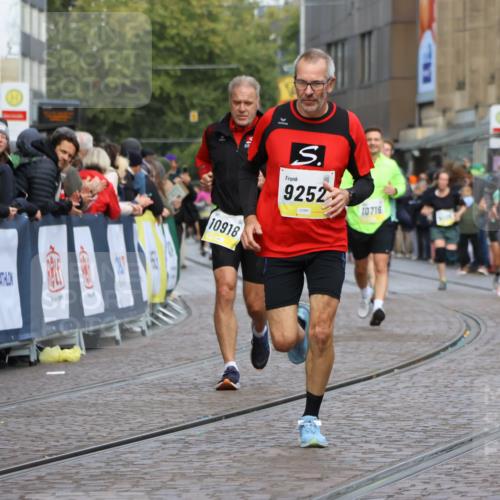 05.10.2025 - 20. swb-Marathon Bremen Strokosch-Dieckow http://msf.ph/oto/9229884 05.10.2025 10:51:31 Ziel 9252, 10584, 10918, 10928, 11484 meine-sportfotos.de