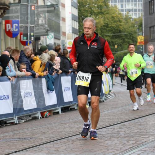 05.10.2025 - 20. swb-Marathon Bremen Strokosch-Dieckow http://msf.ph/oto/9229899 05.10.2025 10:51:34 Ziel 8333, 9252, 9268, 10584, 10716, 10918, 10928, 11484 meine-sportfotos.de