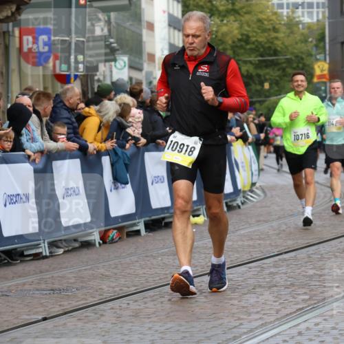 05.10.2025 - 20. swb-Marathon Bremen Strokosch-Dieckow http://msf.ph/oto/9229928 05.10.2025 10:51:35 Ziel 8333, 9252, 9268, 10584, 10716, 10918, 10928, 11484 meine-sportfotos.de